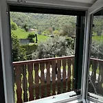 דירה Caissa - An Old Country Lady In A New Modern Dress Deskle