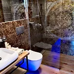 דירה Caissa - An Old Country Lady In A New Modern Dress *