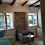 Caissa - An Old Country Lady In A New Modern Dress דירה