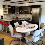 דירה Caissa - An Old Country Lady In A New Modern Dress Deskle