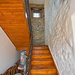 Caissa - An Old Country Lady In A New Modern Dress דירה Deskle