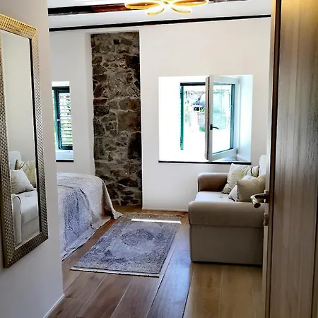 Apartment Caissa - An Old Country Lady In A New Modern Dress Deskle