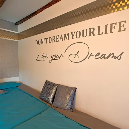 Caissa - An Old Country Lady In A New Modern Dress דירה *