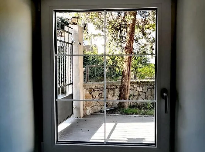 Caissa - An Old Country Lady In A New Modern Dress דירה Deskle