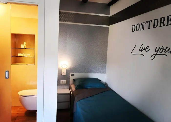 Caissa - An Old Country Lady In A New Modern Dress * Deskle