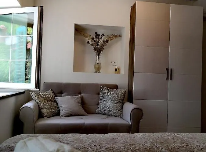 דירה Caissa - An Old Country Lady In A New Modern Dress Deskle