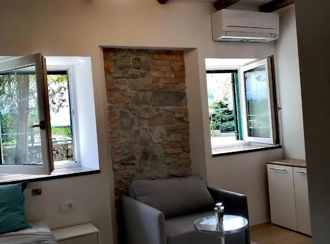 Caissa - An Old Country Lady In A New Modern Dress דירה