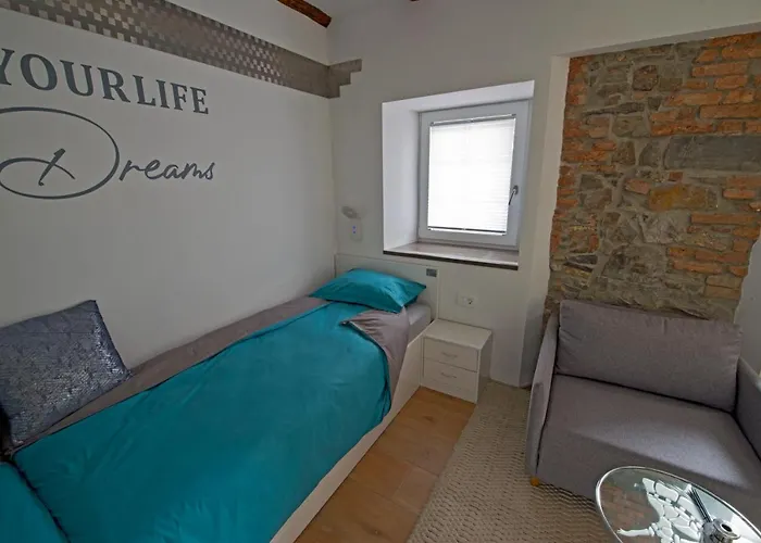 Caissa - An Old Country Lady In A New Modern Dress Daire Deskle