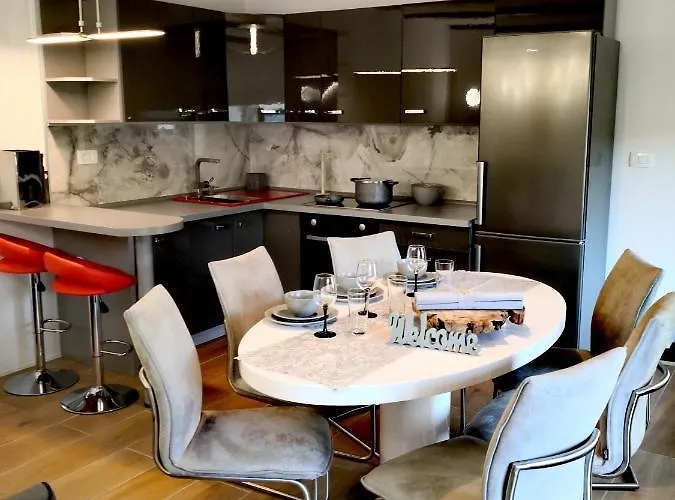 דירה Caissa - An Old Country Lady In A New Modern Dress Deskle