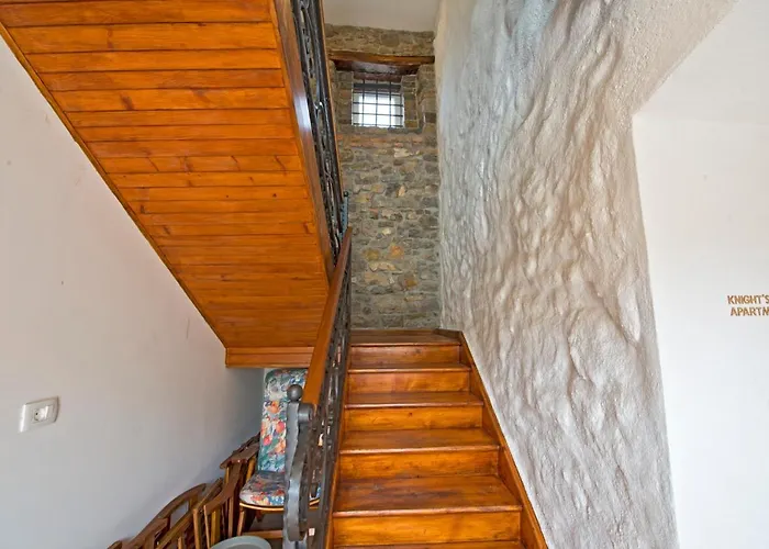 Caissa - An Old Country Lady In A New Modern Dress דירה Deskle