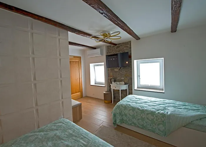 Caissa - An Old Country Lady In A New Modern Dress דירה