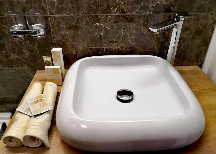 Caissa - An Old Country Lady In A New Modern Dress * Deskle